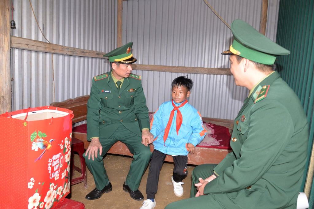 Leaders of Bac Son Border Guard Station visited