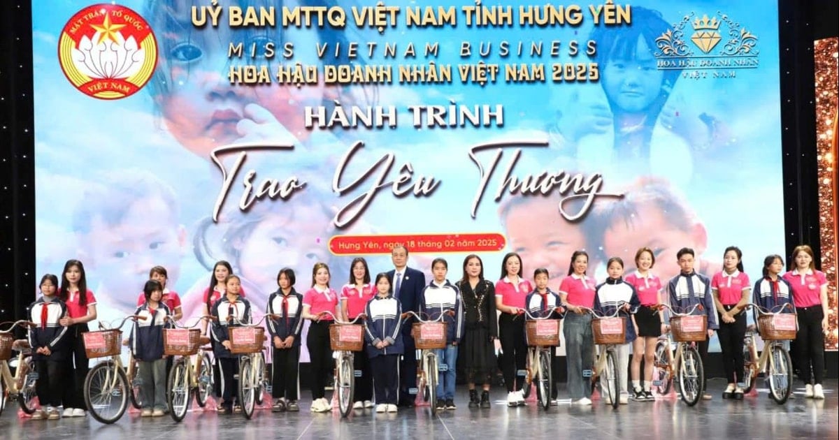 Tặng xe đạp cho học sinh có hoàn cảnh khó khăn