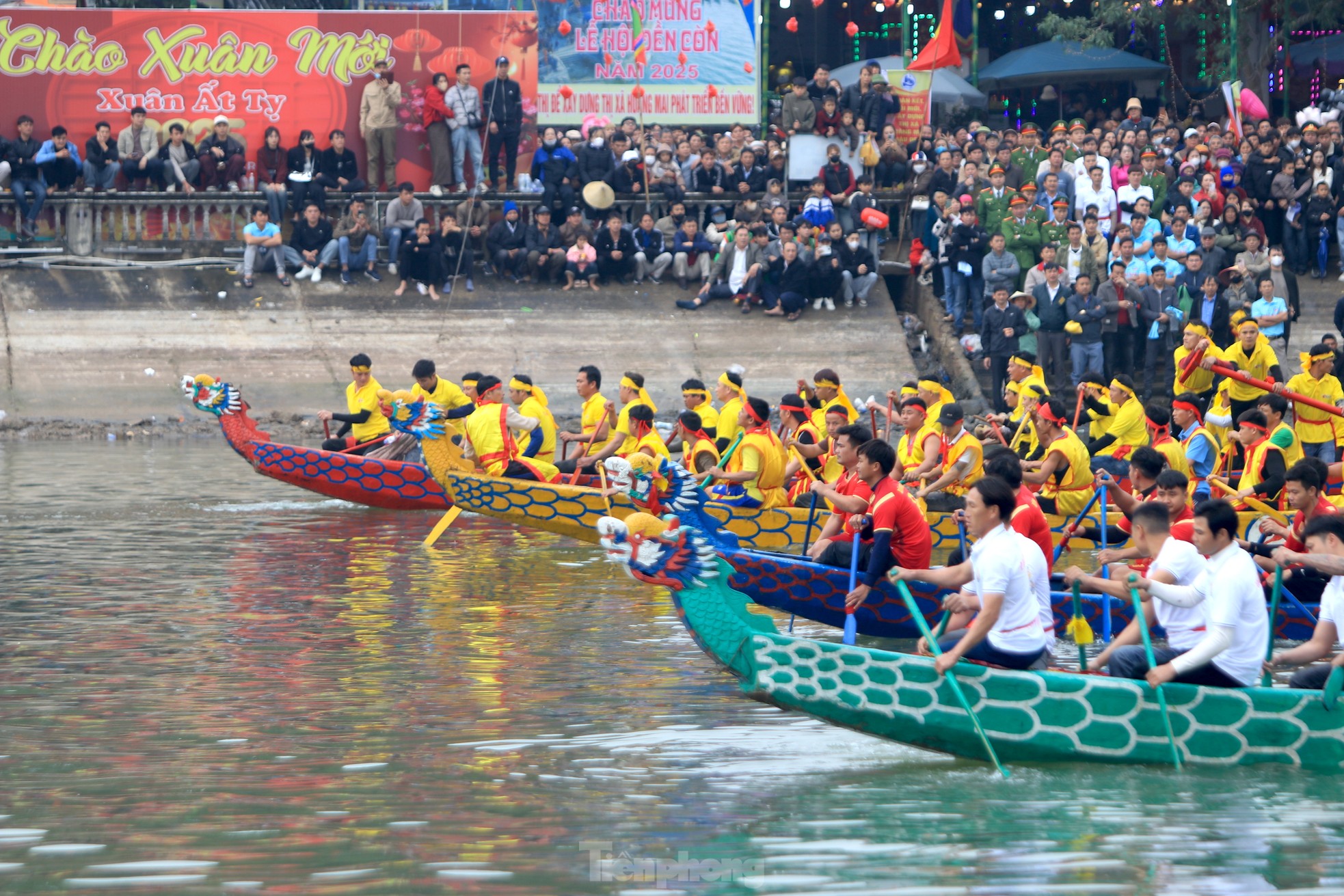 Decenas de miles de personas se encontraban en la orilla del río animando la singular carrera de botes dragón. Foto 2