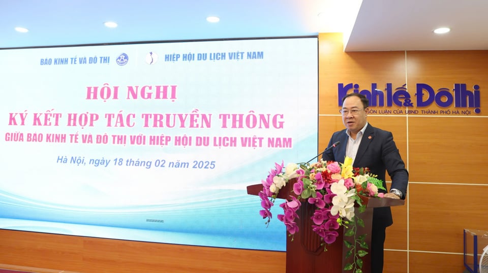 Phó Tổng Biên tập báo Kinh tế & Đô thị Nguyễn Xuân Khánh trình bày Biên bản ghi nhớ giữa hai bên. Ảnh: Thanh Hải