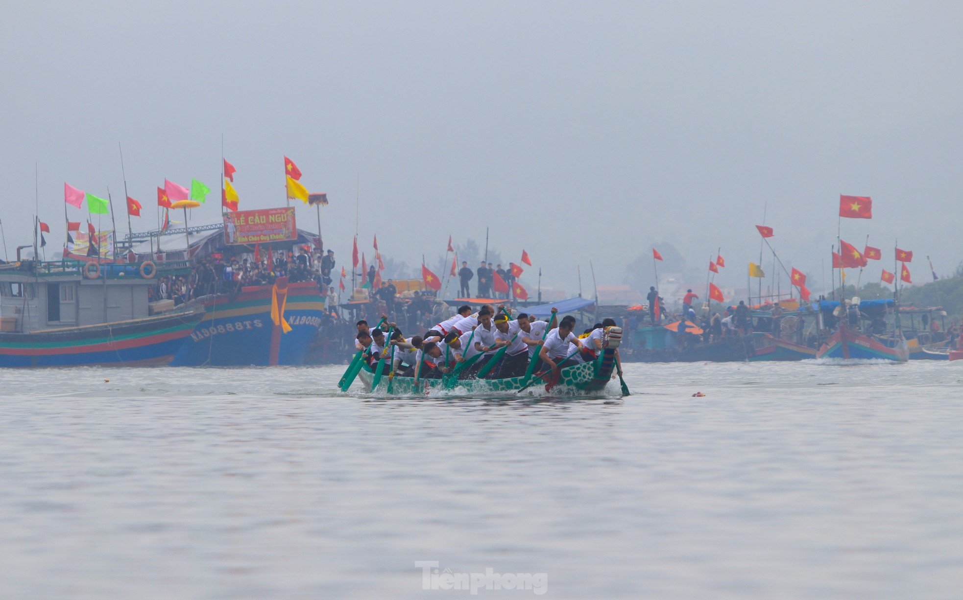 Decenas de miles de personas se encontraban en la orilla del río animando la singular carrera de botes dragón. Foto 14