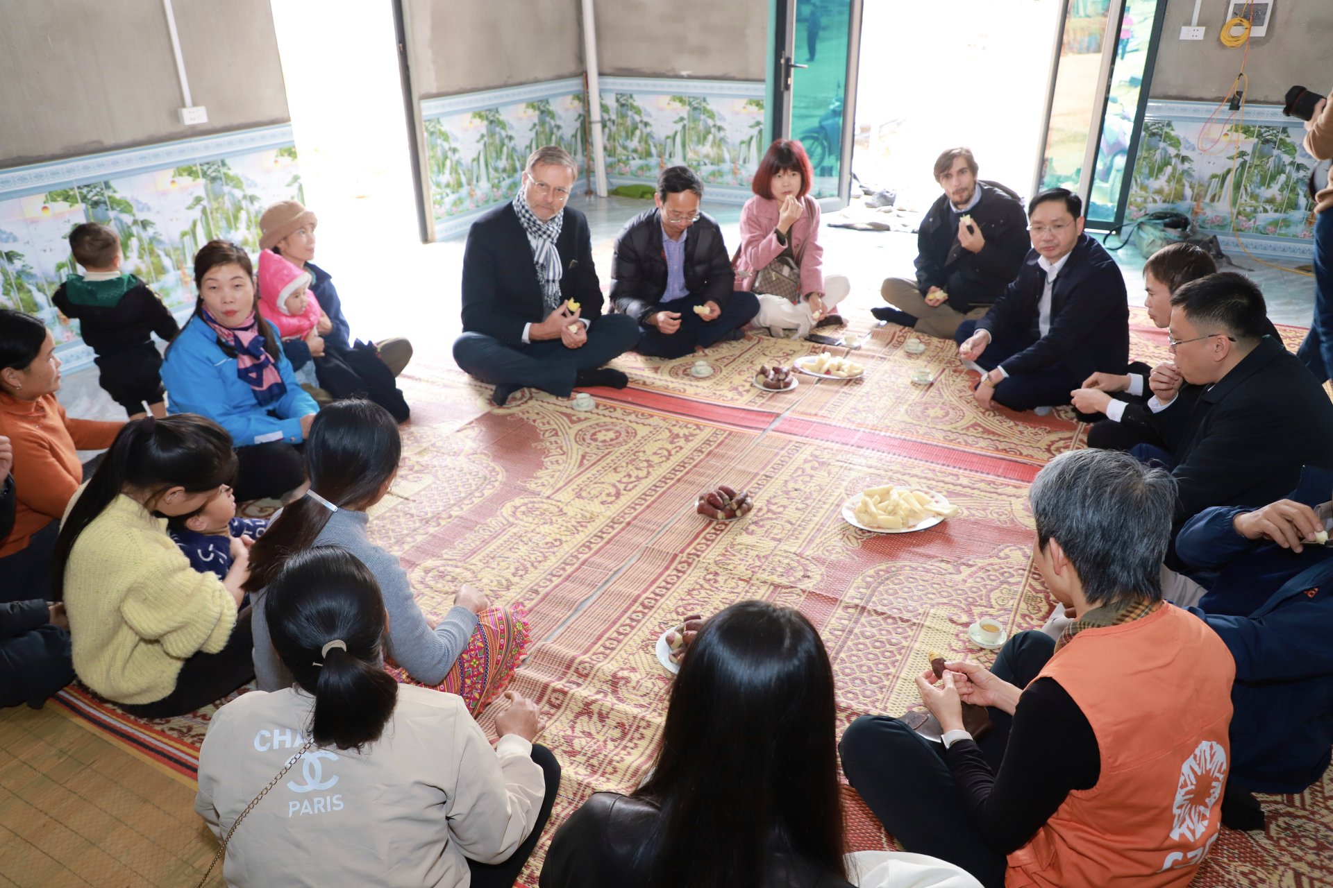 French Embassy delegation talks with people in Dong Tam Resettlement Area