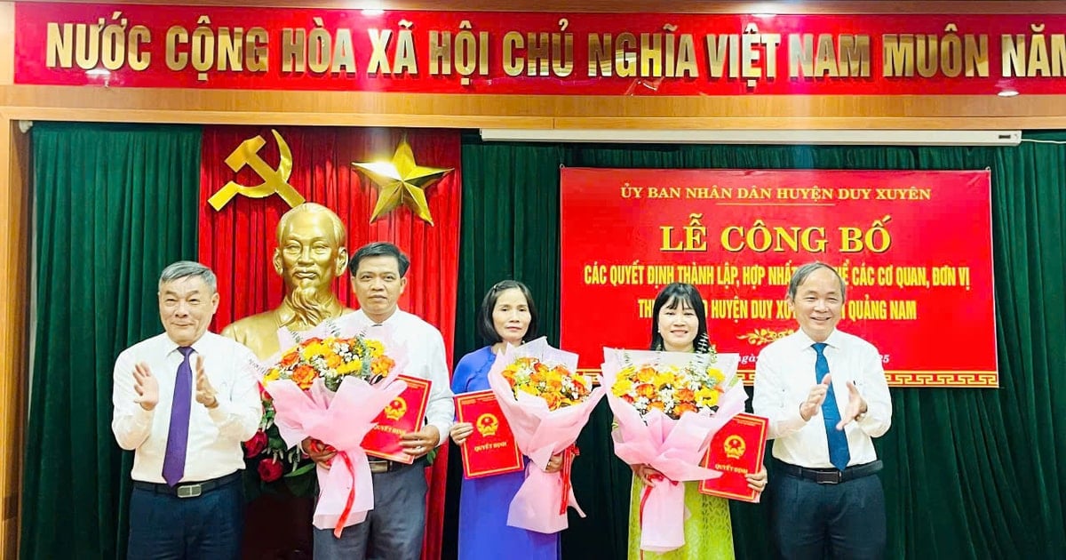 Announcing decisions on establishment and dissolution of agencies and units under the People's Committee of Duy Xuyen district