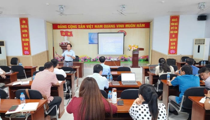 Kien Giang trains writing and reporting skills on Party Congress