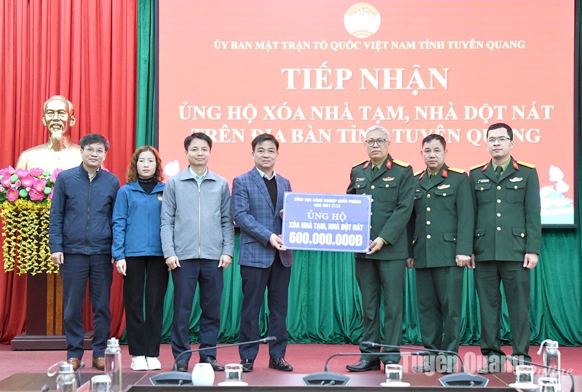 Received 600 million VND in support to eliminate temporary and dilapidated houses from Factory Z113