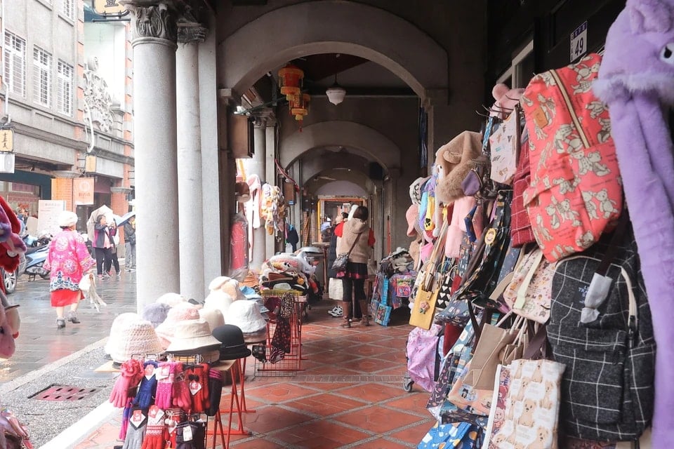 Aufgrund der touristischen Entwicklung werden Bürgersteigflächen teilweise für den Verkauf von Waren genutzt. Besucher können herumgehen und sich die Produkte ansehen. (Foto: Minh Anh/Vietnam+)