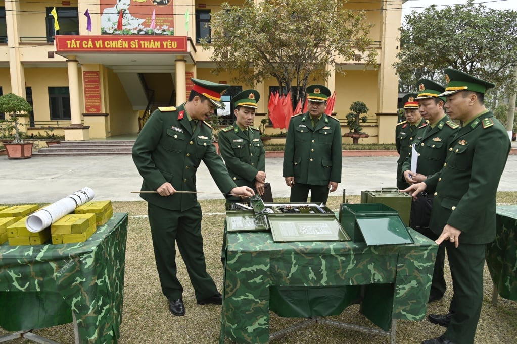 Đoàn công tác kiểm tra mô hình học cụ tại Tiểu đoàn Huấn luyện - Cơ động (BĐBP tỉnh)