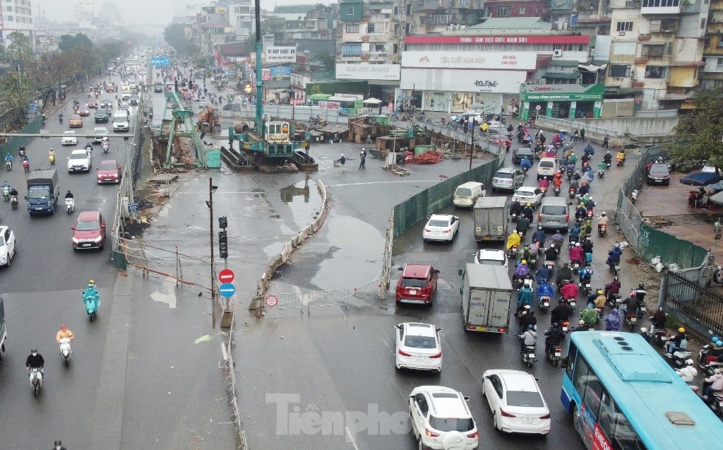 The fence at Giai Phong - Kim Dong intersection has been widened again, how will traffic move? photo 2