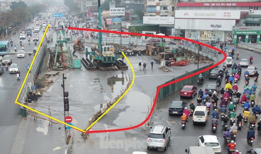 The fence at Giai Phong - Kim Dong intersection has been expanded again, how will vehicles get around? photo 1