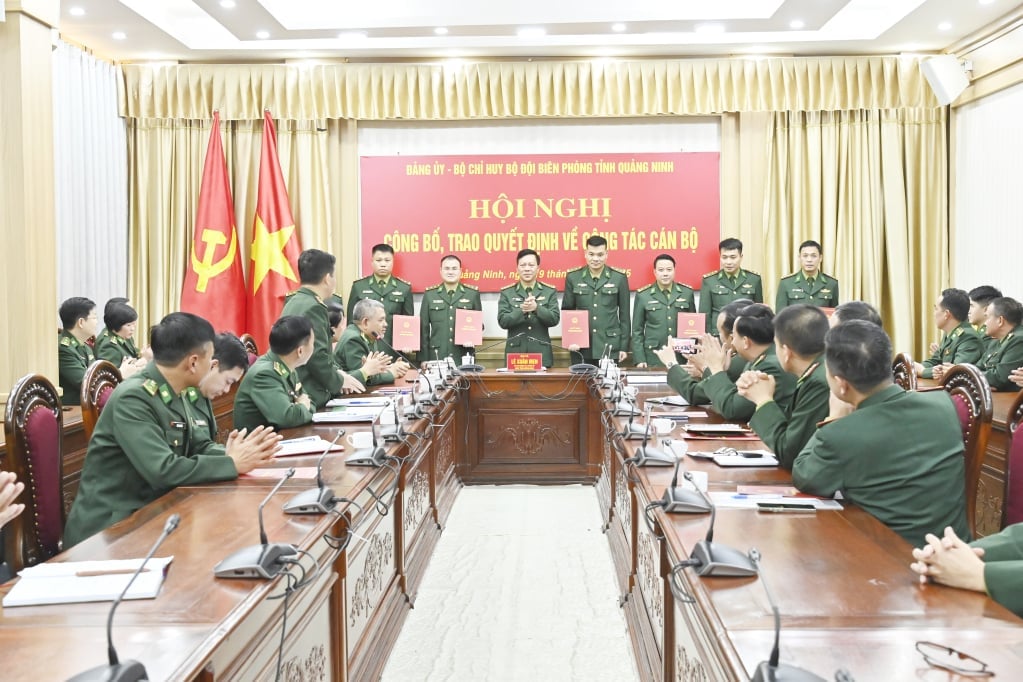 Colonel Le Xuan Men, Party Secretary and Political Commissar of Quang Ninh Provincial Border Guard, presented decisions on transfer and appointment to officers assigned to new assignments.