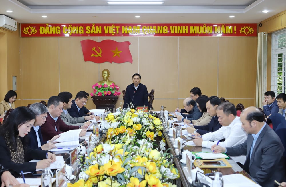 Thach Thanh and Vinh Loc focus on leading and directing the successful organization of Party Congresses at all levels for the 2025 - 2030 term.