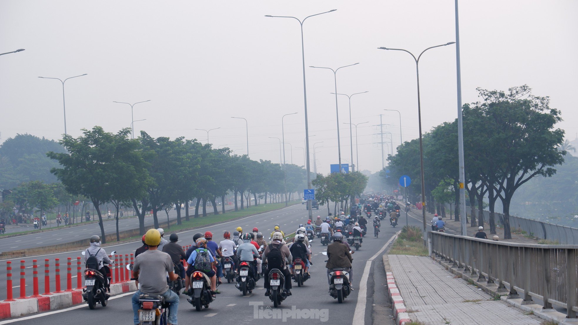 TPHCM lại chìm trong sương mù, đón đợt mưa trái mùa mới ảnh 2