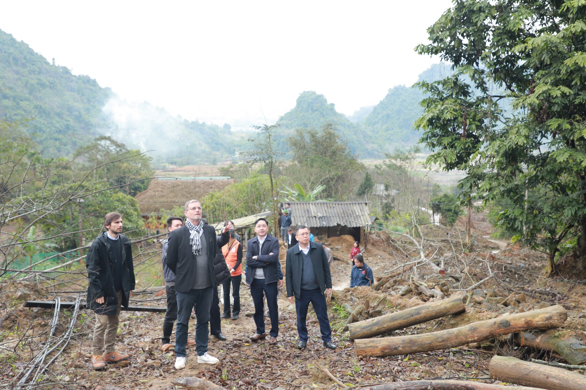 The delegation visited the landslide area caused by storm Yagi in Dong Tam village.