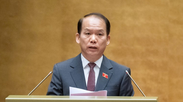 Chairman of the National Assembly's Committee on Law and Justice Hoang Thanh Tung presented a report explaining, accepting and revising the draft Resolution of the National Assembly regulating the handling of a number of issues related to the reorganization of the State apparatus. Photo: Quochoi.vn