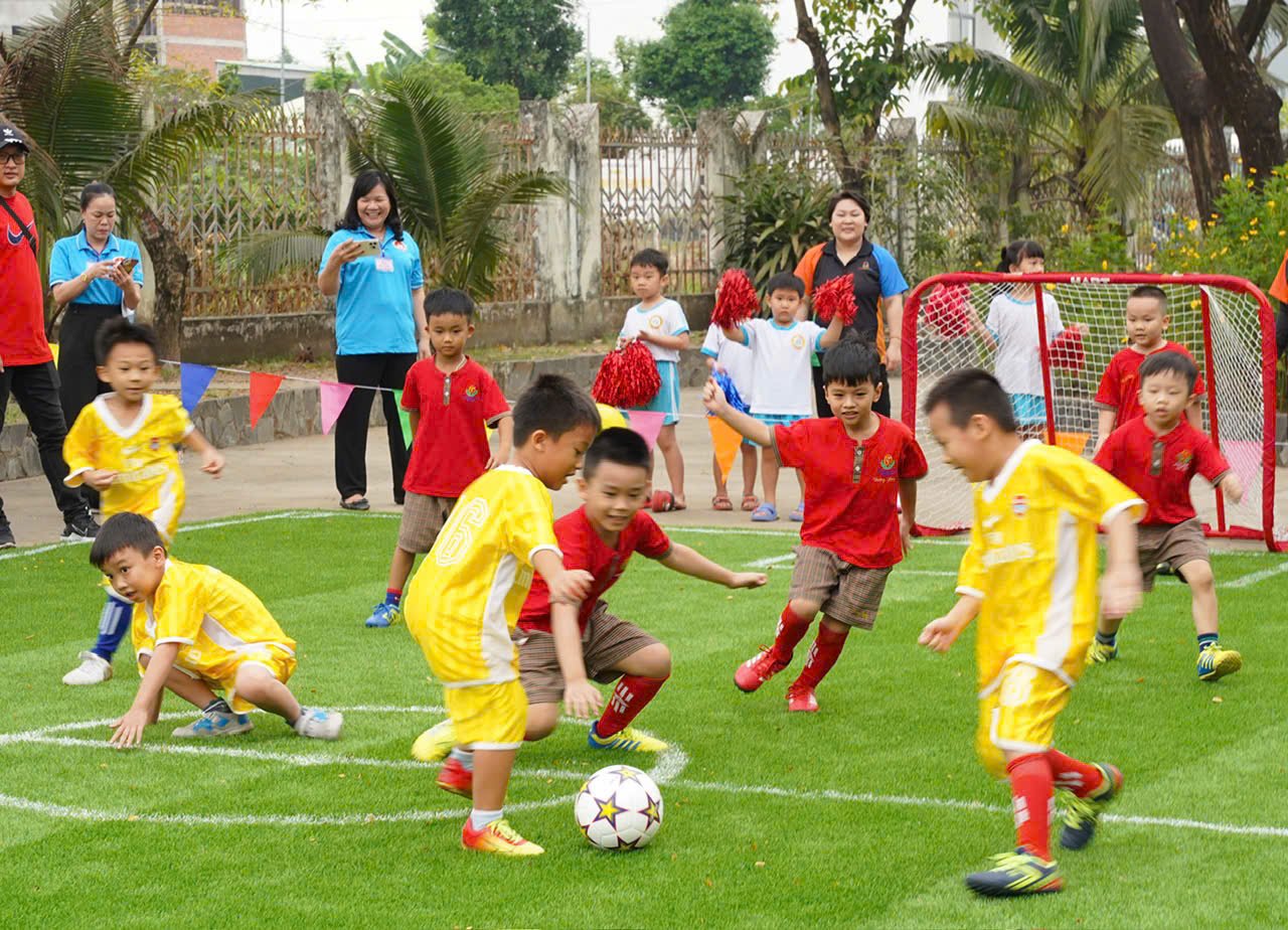 Cười hết cỡ trong ngày hội thể thao của trẻ mầm non - Ảnh 1.