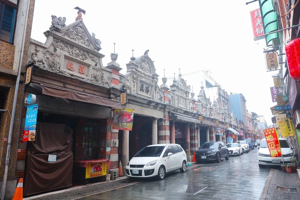 Die meisten Geschäfte entlang der Heping Road und der Zhongshan Road sind im Barockstil erbaut, jedoch sowohl mit dekorativen Motiven im Barock- als auch im Minnan-Stil verziert. (Foto: Minh Anh/Vietnam+)