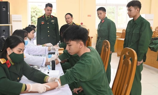 Le commandement militaire provincial de Quang Ninh effectue des examens de santé pour les nouveaux soldats qui rejoindront l'armée en 2025