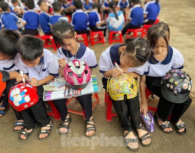 ការច្នៃប្រឌិត តុបតែងមួក មួករាងសាជី រូបថត ៣