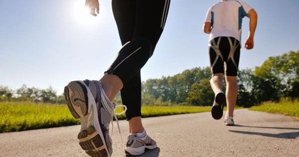 Un homme de 60 ans souffre soudainement de douleurs arthrosiques à cause de cette erreur lors d'une marche pour faire de l'exercice