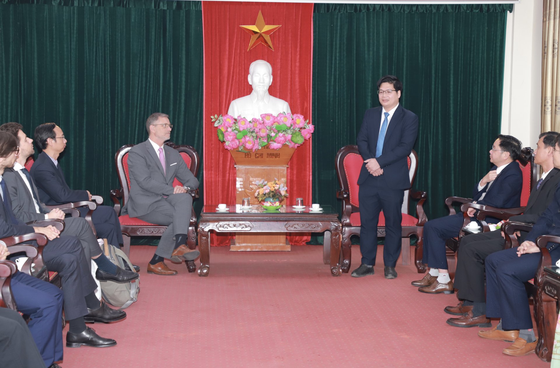 French Embassy delegation paid a courtesy call to leaders of Quang Binh district