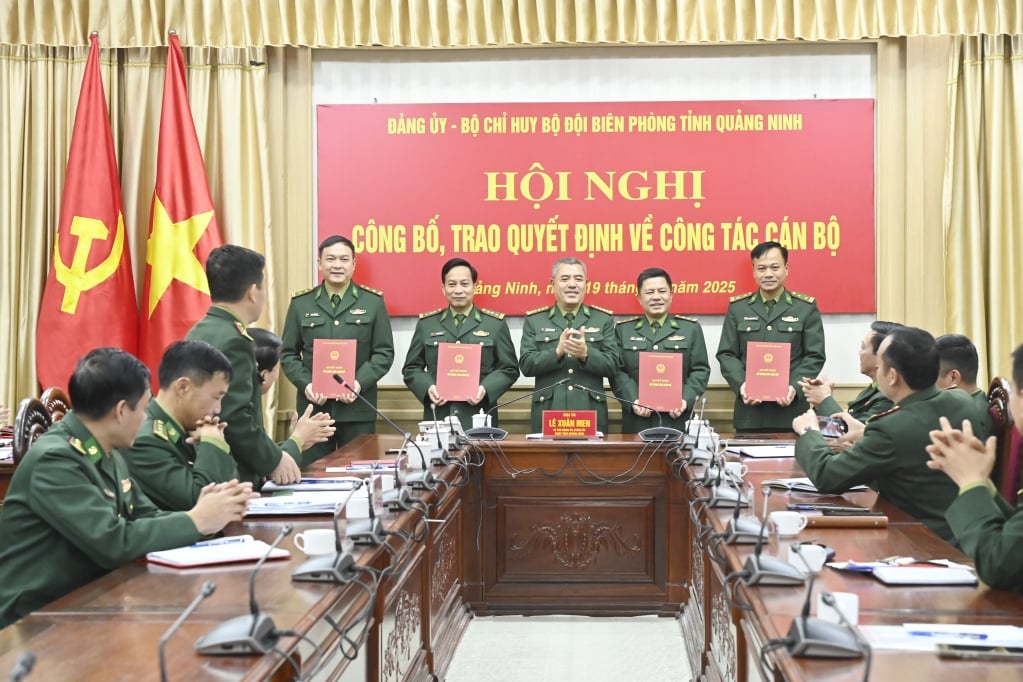 Colonel Nguyen Van Thiem, Commander of Quang Ninh Border Guard, presented appointment decisions to officers assigned to new assignments.