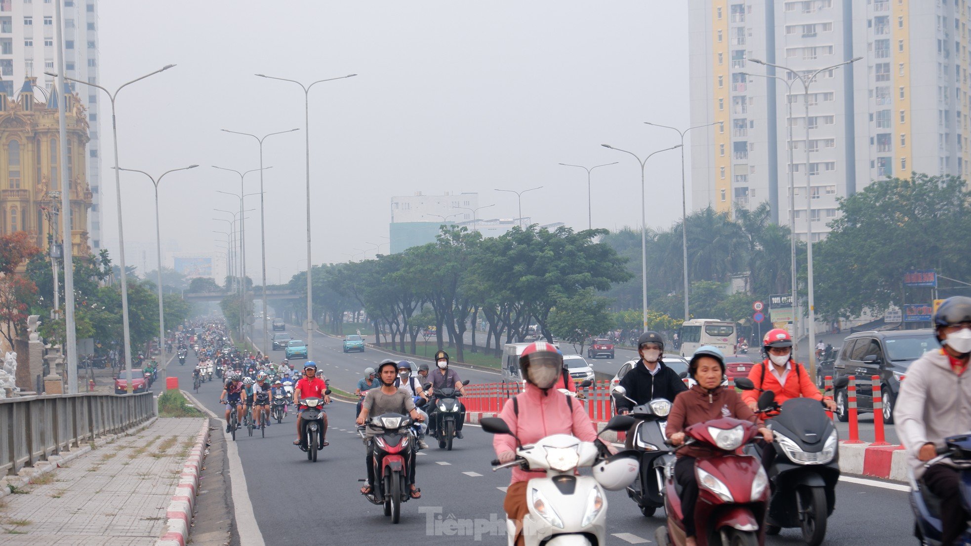 TPHCM lại chìm trong sương mù, đón đợt mưa trái mùa mới ảnh 1