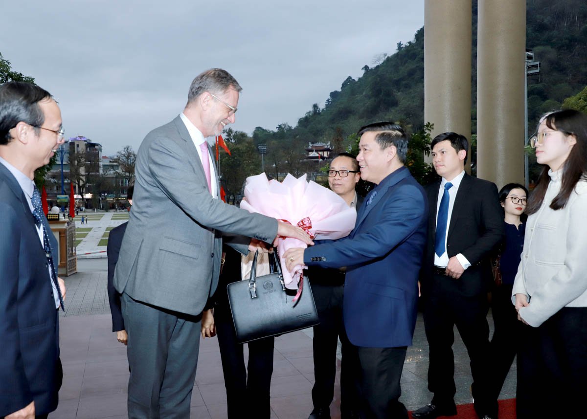 El Vicepresidente Permanente del Comité Popular Provincial, Hoang Gia Long, entregó flores para dar la bienvenida al Embajador Oliver Brochet a Ha Giang.