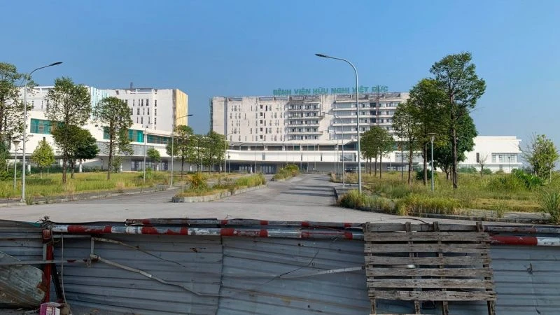 Le ministère de la Santé ordonne résolument l'achèvement de la construction de l'hôpital Bach Mai et de l'hôpital Viet Duc, établissement 2, en 2025.