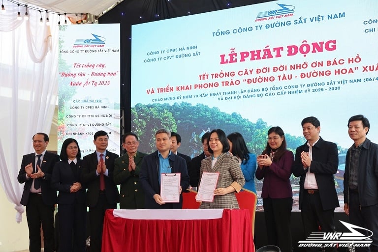 Vietnam Railways launches Tree Planting Festival and implements the movement "Train Road - Flower Road" Spring At Ty 2025