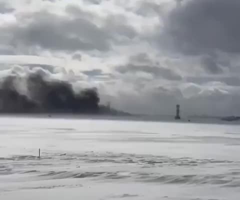 Vídeo del momento en que un avión se incendió y volcó en Canadá