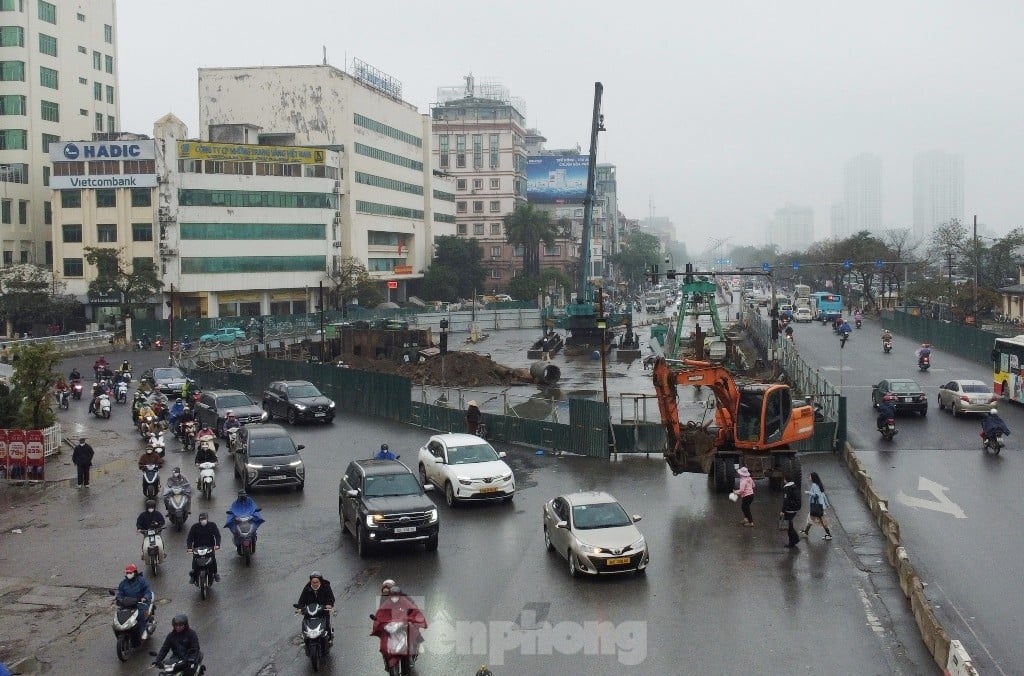 The fence at Giai Phong - Kim Dong intersection has been widened again, how will vehicles get around? photo 7