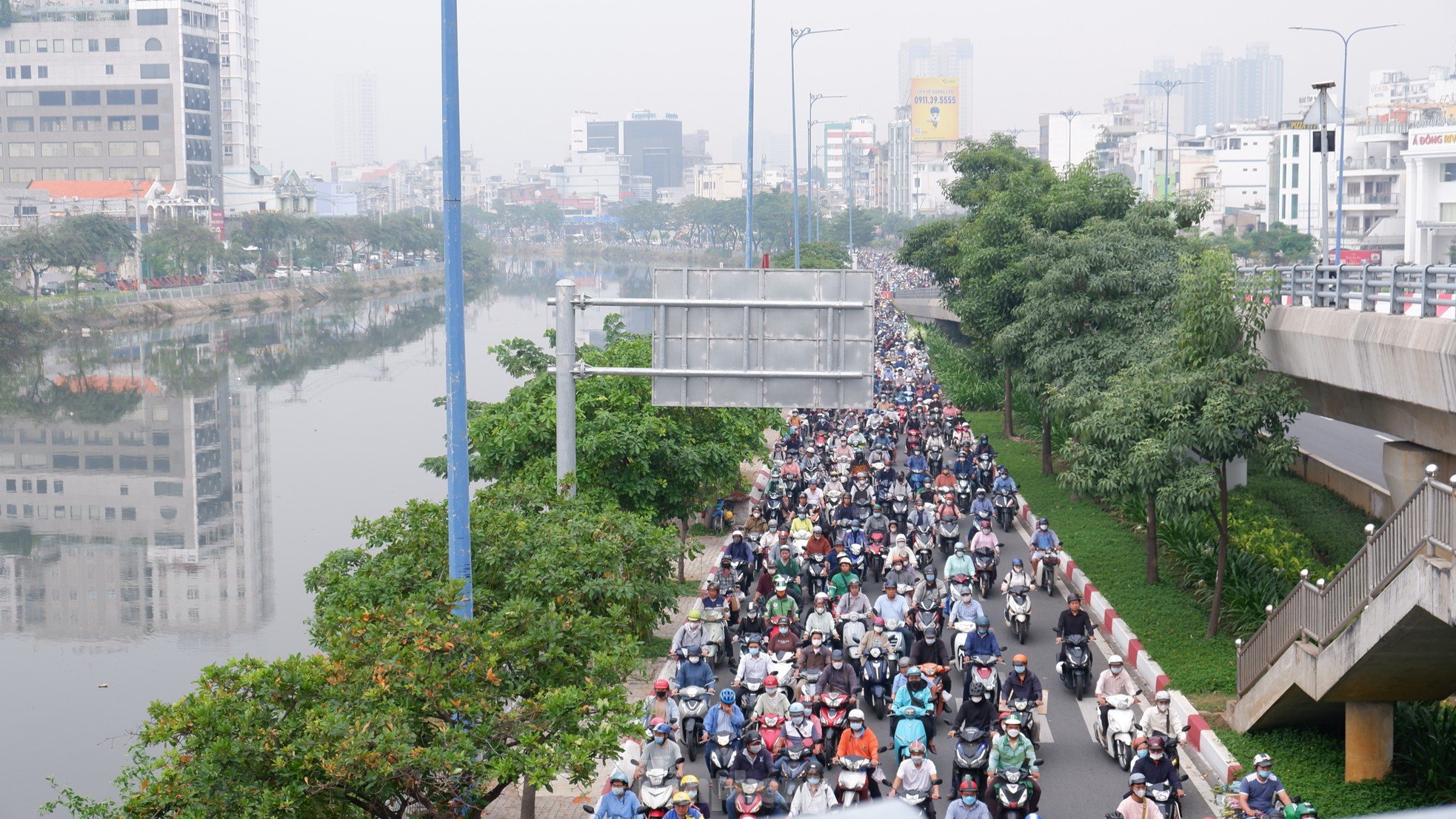 TPHCM lại chìm trong sương mù, đón đợt mưa trái mùa mới ảnh 3