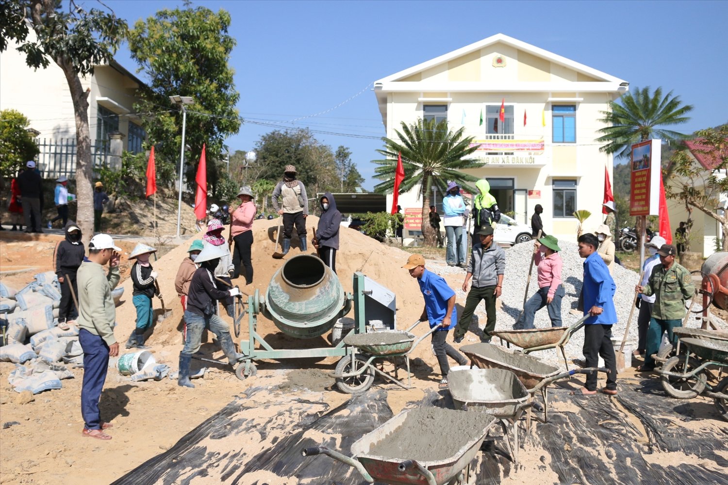 Nhân dân làng Kon Rlong, xã Đăk Kôi đóng góp ngày công tham gia làm sân bóng chuyền, phục vụ hoạt động thể dục thể thao trong làng