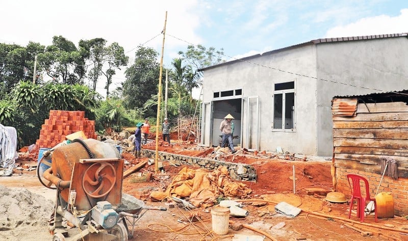 Construction of houses for the poor, people in difficult circumstances, policy families, and meritorious people in Dak Nong province.