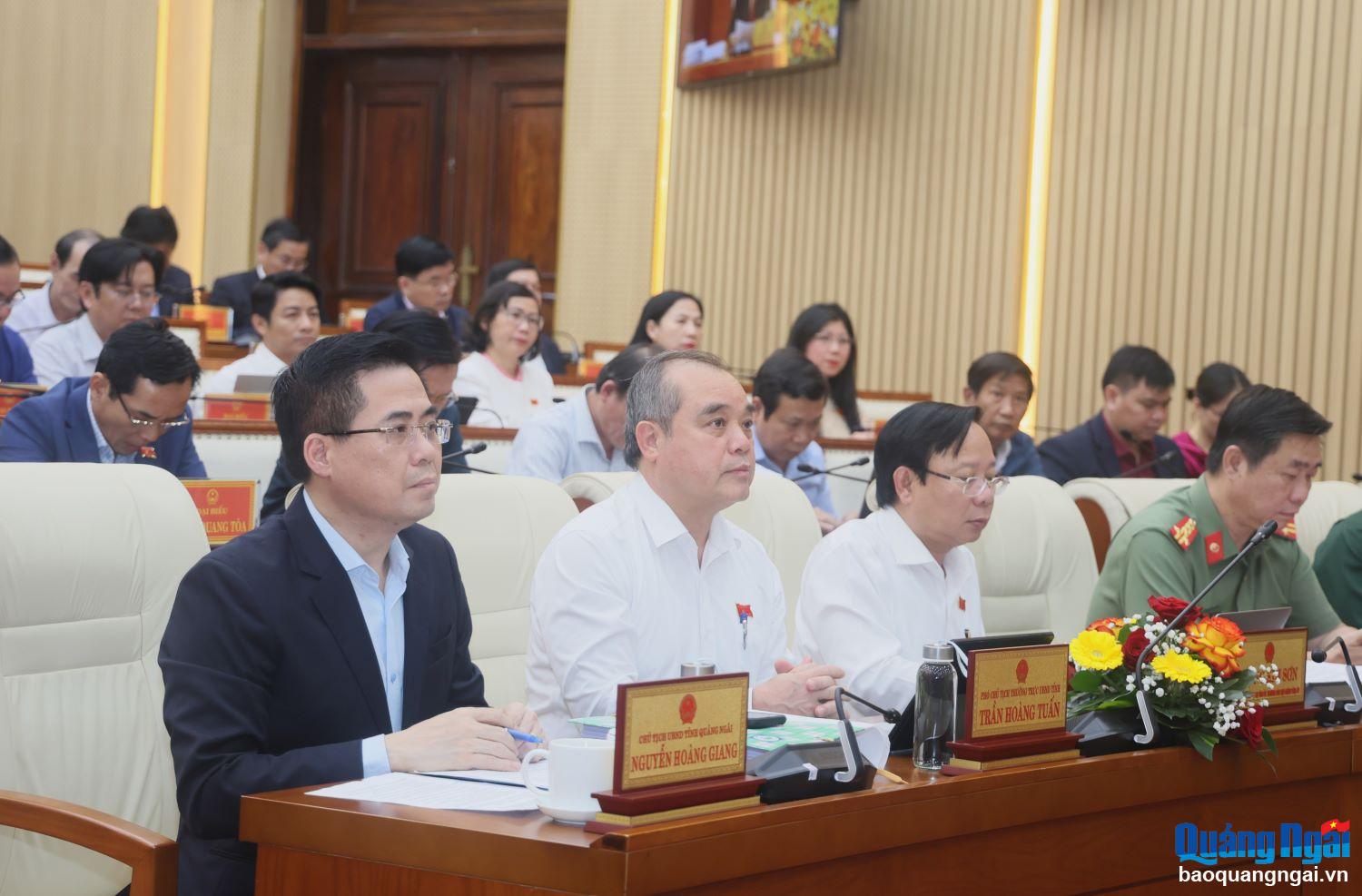 Deputy Secretary of the Provincial Party Committee, Chairman of the Provincial People's Committee Nguyen Hoang Giang and delegates attended the meeting.