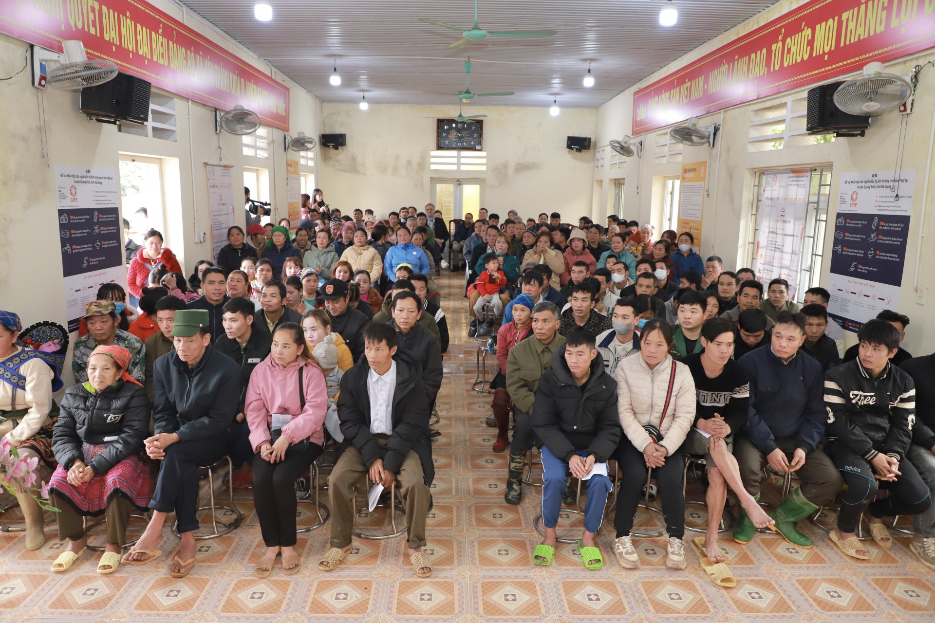 People of Yen Thanh commune come to receive support