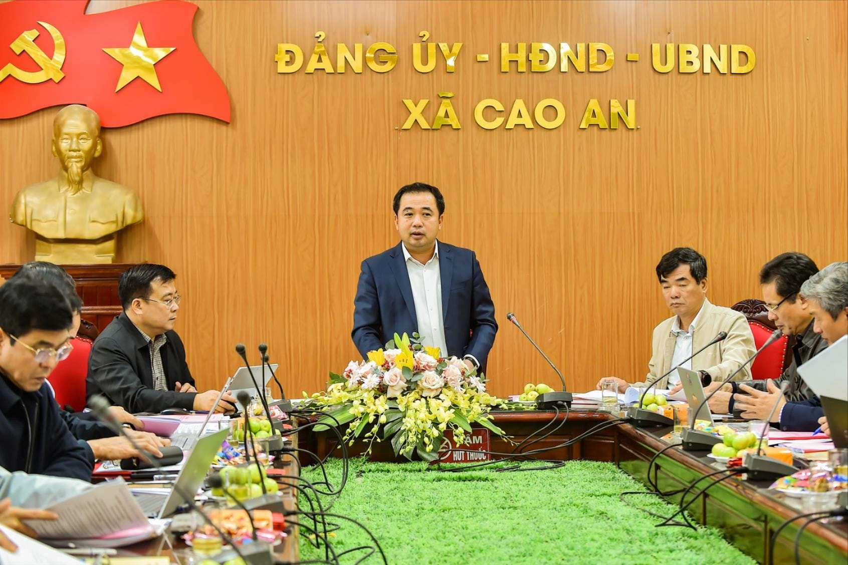 Comrade Tran Duc Thang inspected the preparations for the Cao An Commune Party Congress.