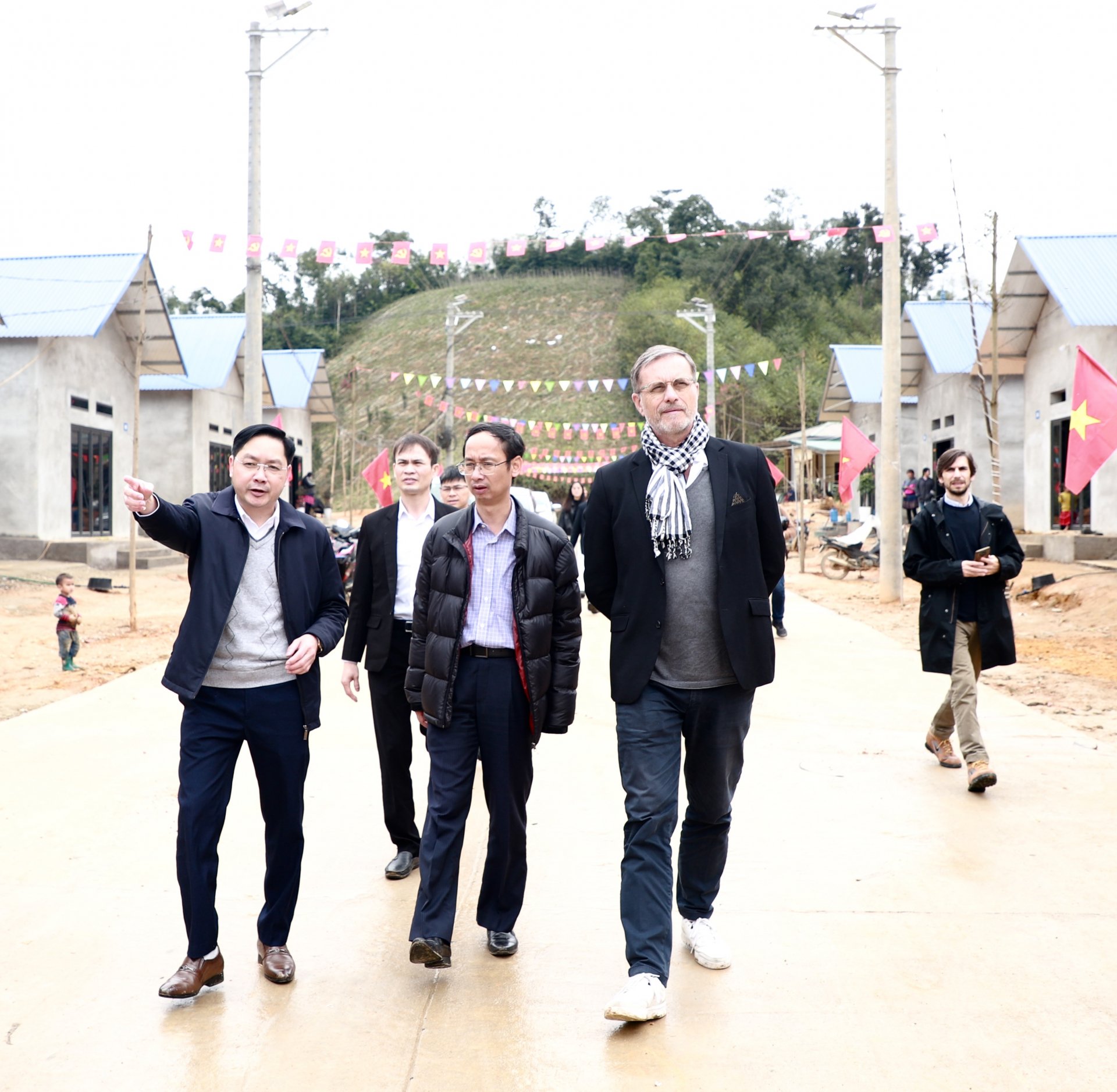 Delegation visited Dong Tam resettlement area