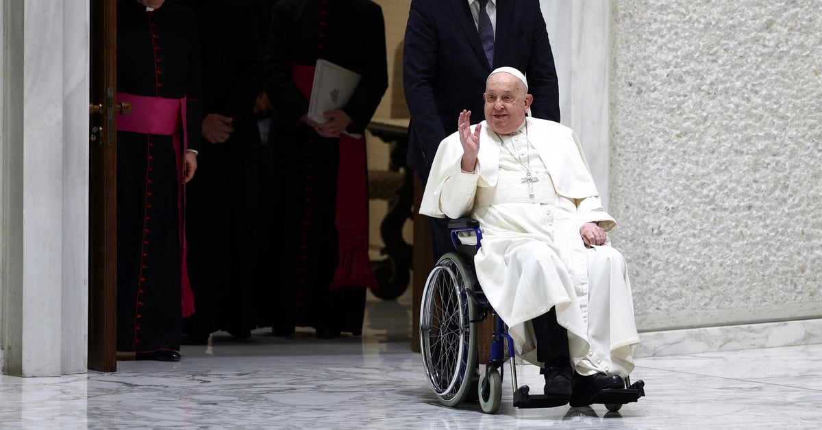 La santé du pape François est compliquée par une double pneumonie