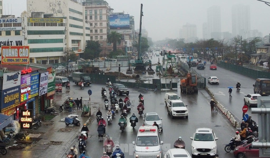 The fence at Giai Phong - Kim Dong intersection has been widened again, how will traffic move? photo 4