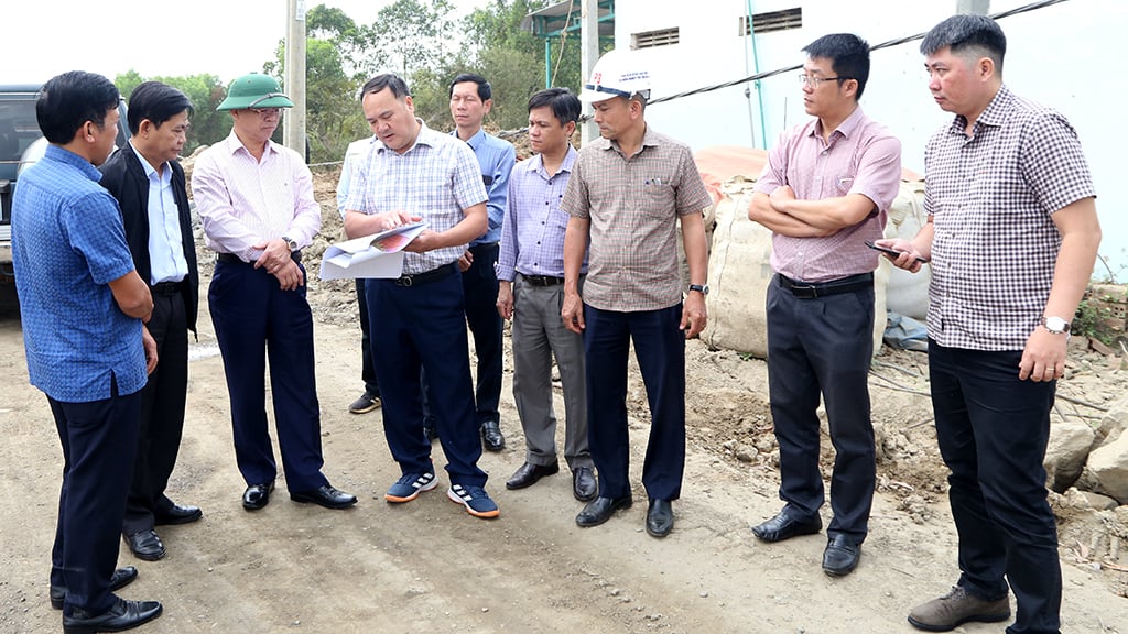 省人民委員会のチュオン・コン・タイ副委員長が、カインホア・バンメトート高速道路の進捗状況を視察した。