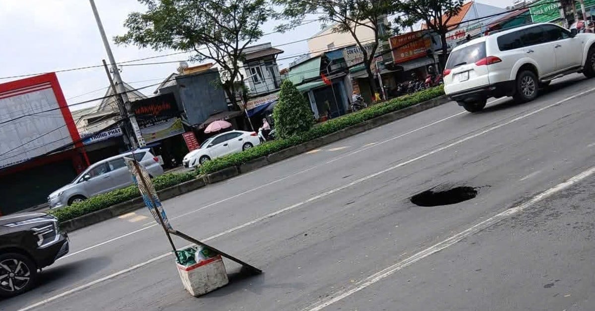 Un agujero de casi 1 metro de profundidad apareció en la carretera 51, la gente colocó cajas de espuma para advertir a los conductores.