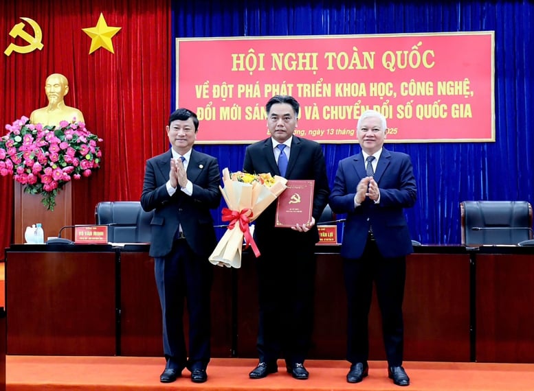 M. Nguyen Van Loi (à droite), membre du Comité central du Parti, secrétaire du Comité provincial du Parti, chef de la délégation de l'Assemblée nationale de la province de Binh Duong et M. Vo Van Minh (à gauche), secrétaire adjoint du Comité provincial du Parti, président du Comité populaire provincial ont présenté la décision du Secrétariat à M. Nguyen Loc Ha.