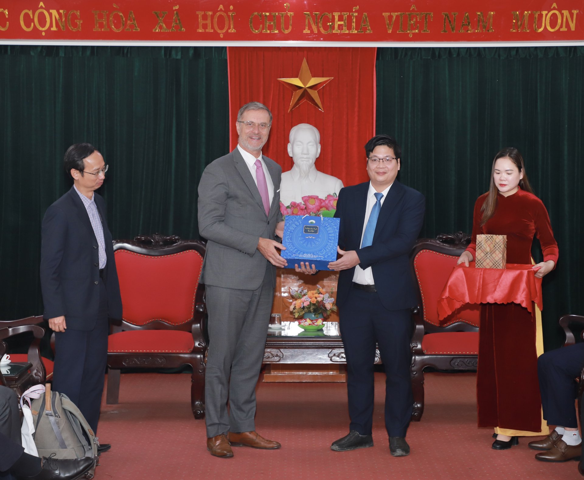 Quang Binh district leaders presented souvenirs to the Ambassador