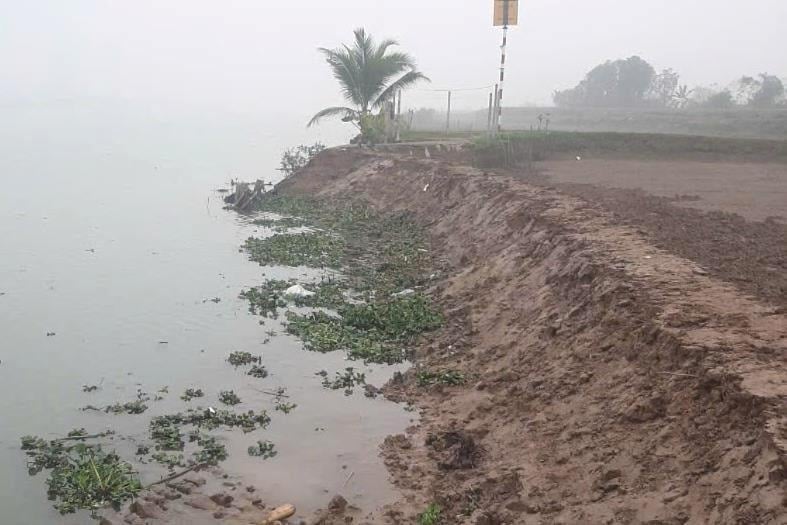 Reparación del deslizamiento de tierra de 33 metros de largo en la ribera del río Van Uc en Thanh Ha