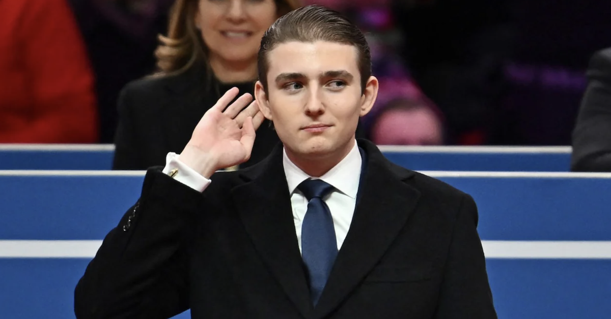 El presidente estudiantil republicano dimite tras llamar "raro" a Barron Trump