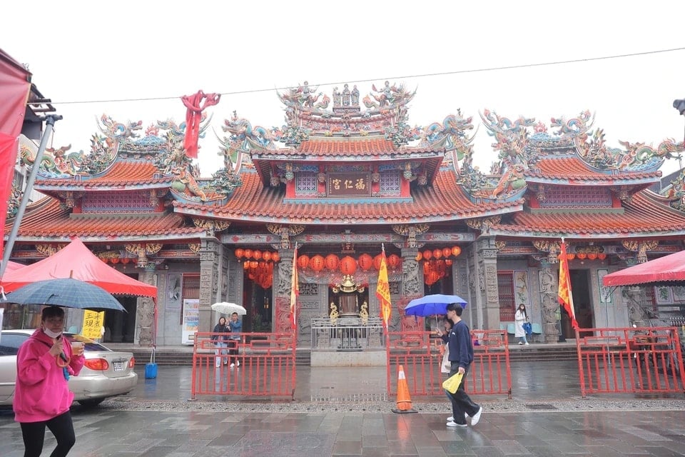 Besucher der antiken Stadt Da Khe sollten sich die prächtigen Tempel im kühnen taoistischen Stil nicht entgehen lassen. Auf dem Bild ist der 990 Quadratmeter große Phuc Nhan (Furen)-Tempel, der größte Tempel in der antiken Stadt Da Khe. (Foto: Minh Anh/Vietnam+)