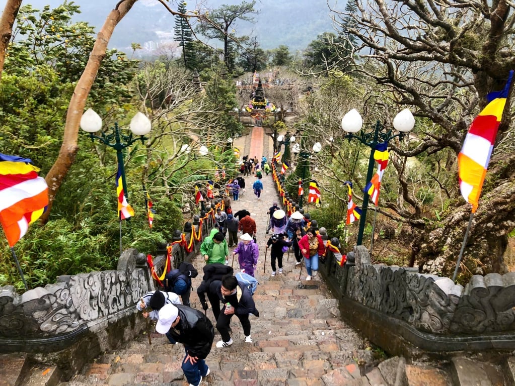 Desde principios de año, cada día, miles de turistas peregrinan a Yen Tu para visitarlo y rezar.