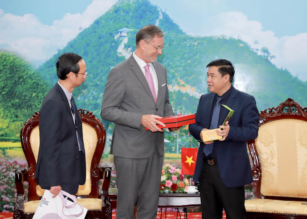 El vicepresidente permanente del Comité Popular Provincial, Hoang Gia Long, le entregó al Embajador Oliver Brochet té Shan Tuyet y miel de menta.