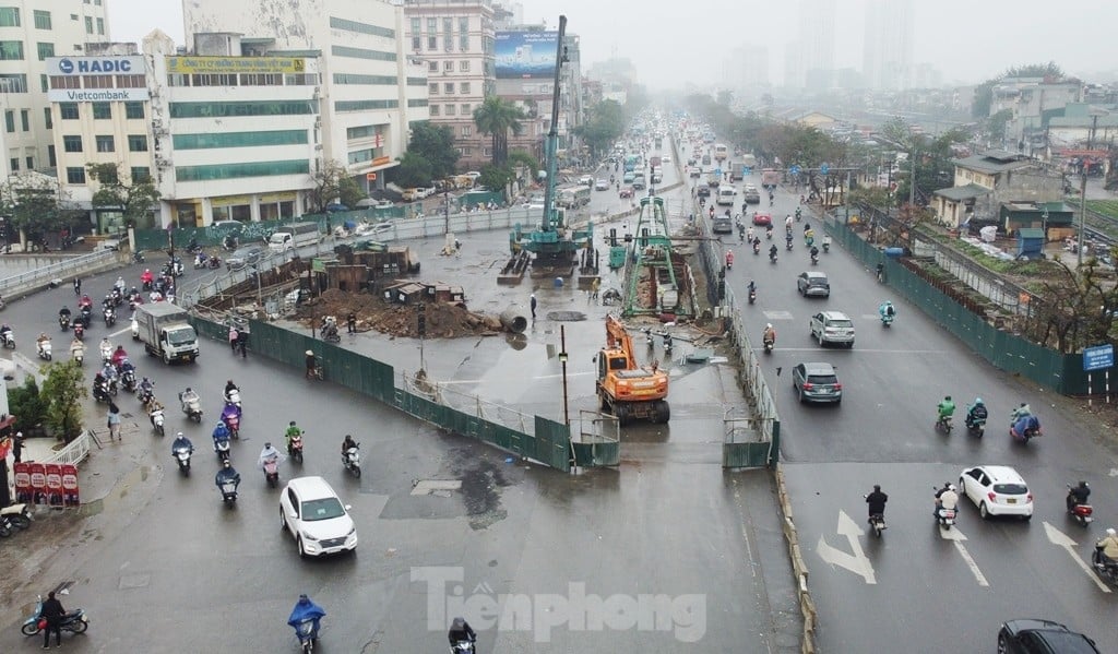 The fence at Giai Phong - Kim Dong intersection has been widened again, how will traffic move? photo 3